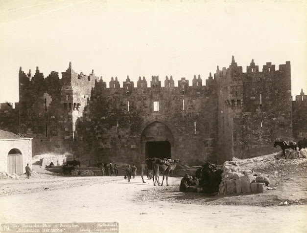 La puerta de Damasco, una de las principales entradas a la Ciudad Vieja de Jerusalén. Fotografía tomada en 1899. EFE/Bruno Hentschel